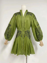 Mini-robes brodées à manches latérales et col en V